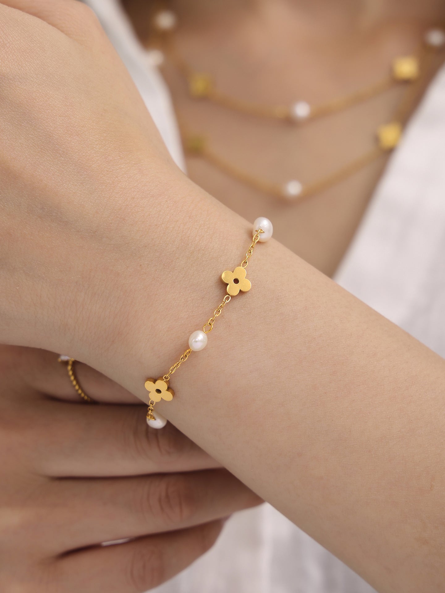 Elegant Pearl Flower Chain Jewelry Set – Gold Plated Stainless Steel Necklace and Bracelet for Women