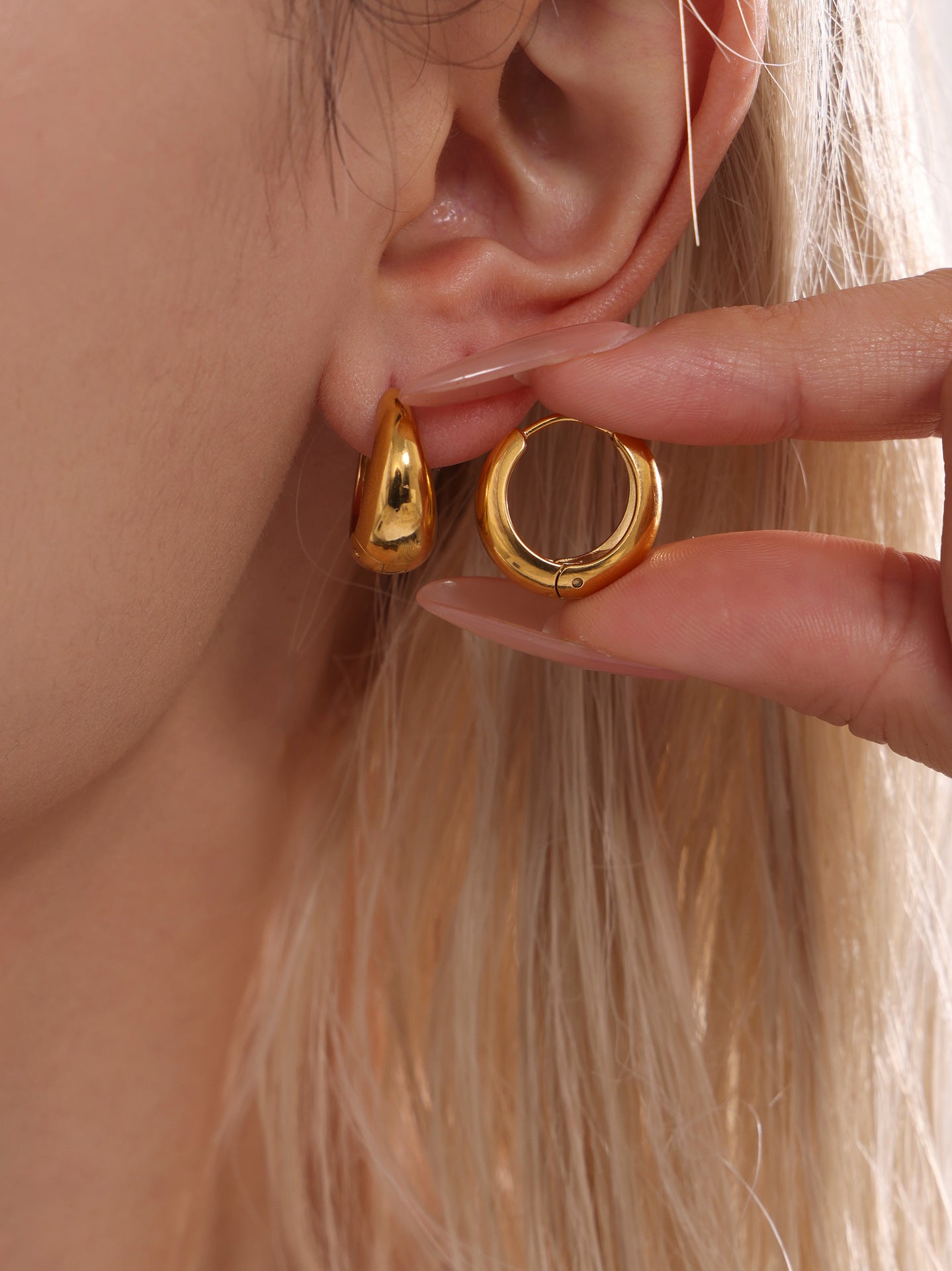 Elegant Two-Tone Huggie Hoop Earrings – Minimalist Stainless Steel Jewelry for Everyday Wear